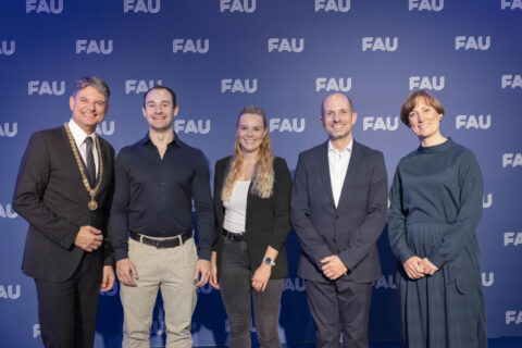 Preisträger Katja Kossira, Dr. Jürgen Seiler und Frank Sippel mit FAU Präsident Prof. Hornegger und Dr. Kathrin Fuhrmann (Bild: FAU/Iannicelli)